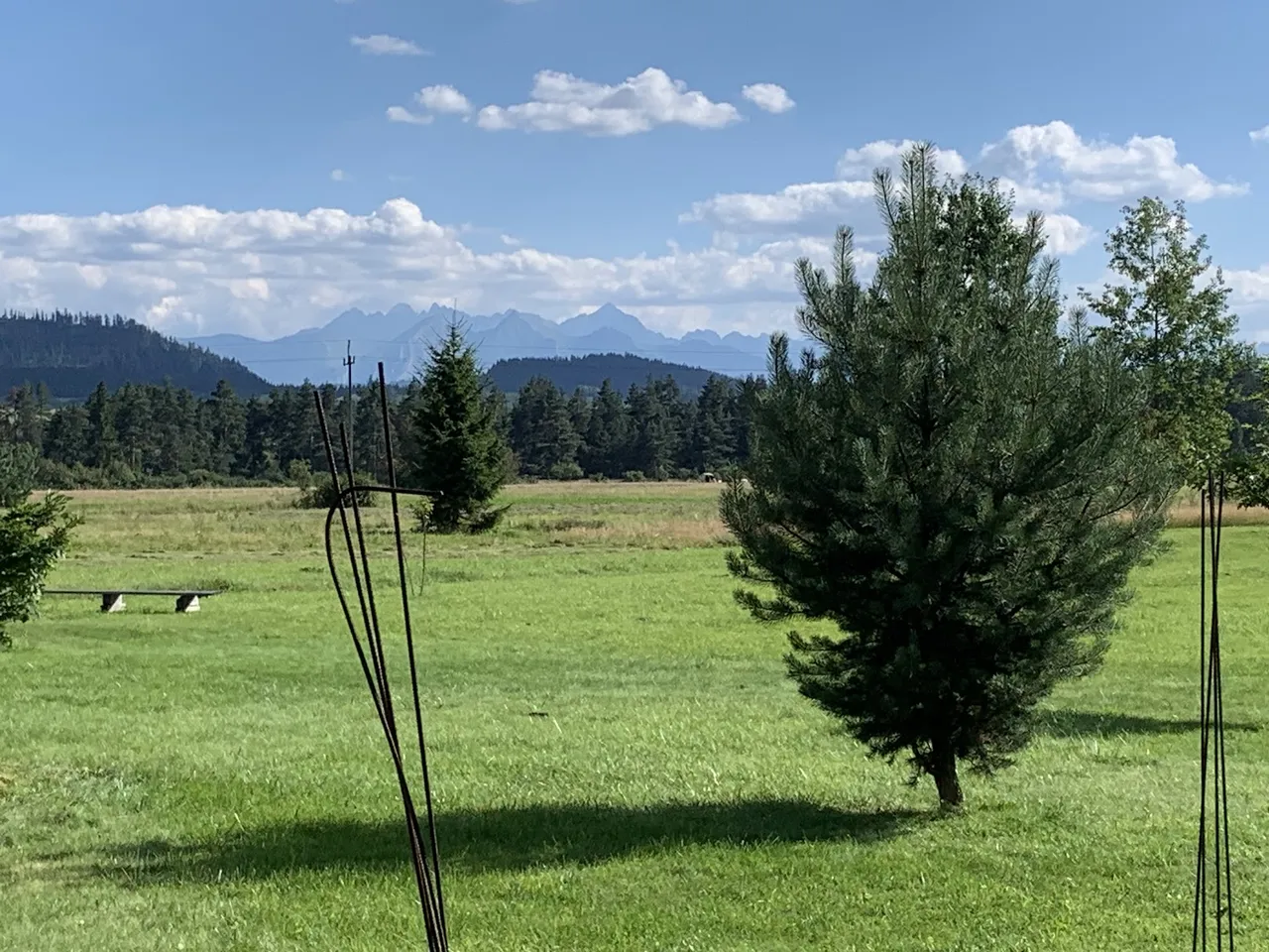 Widok na Tatry z okolic Dębna