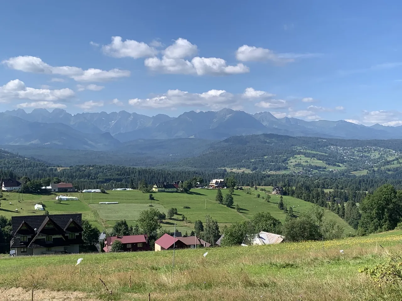 Tatry Wysokie. W centralnej części grupa z Kozim Wierchem i Świnicą. Z lewej widać Rysy.