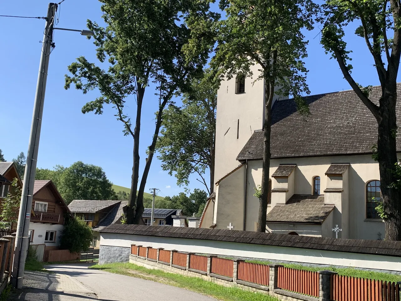 Kościół w Kacwinie - tu kończy się niebieski szlak Brzeźnica - Kacwin