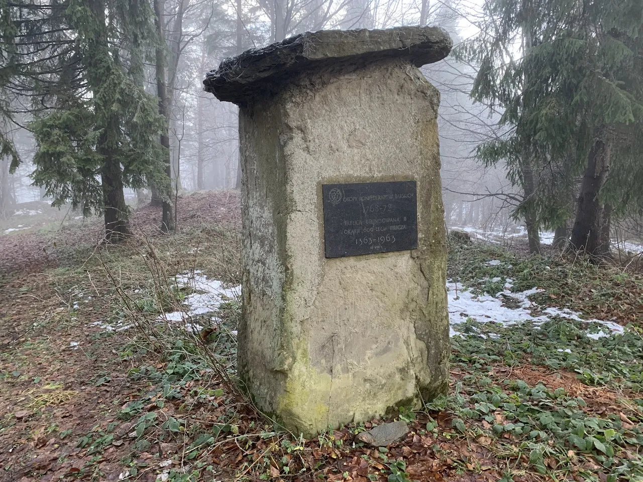 Obelisk i tablica pamiątkowa w ”Okopach Konfederatów”