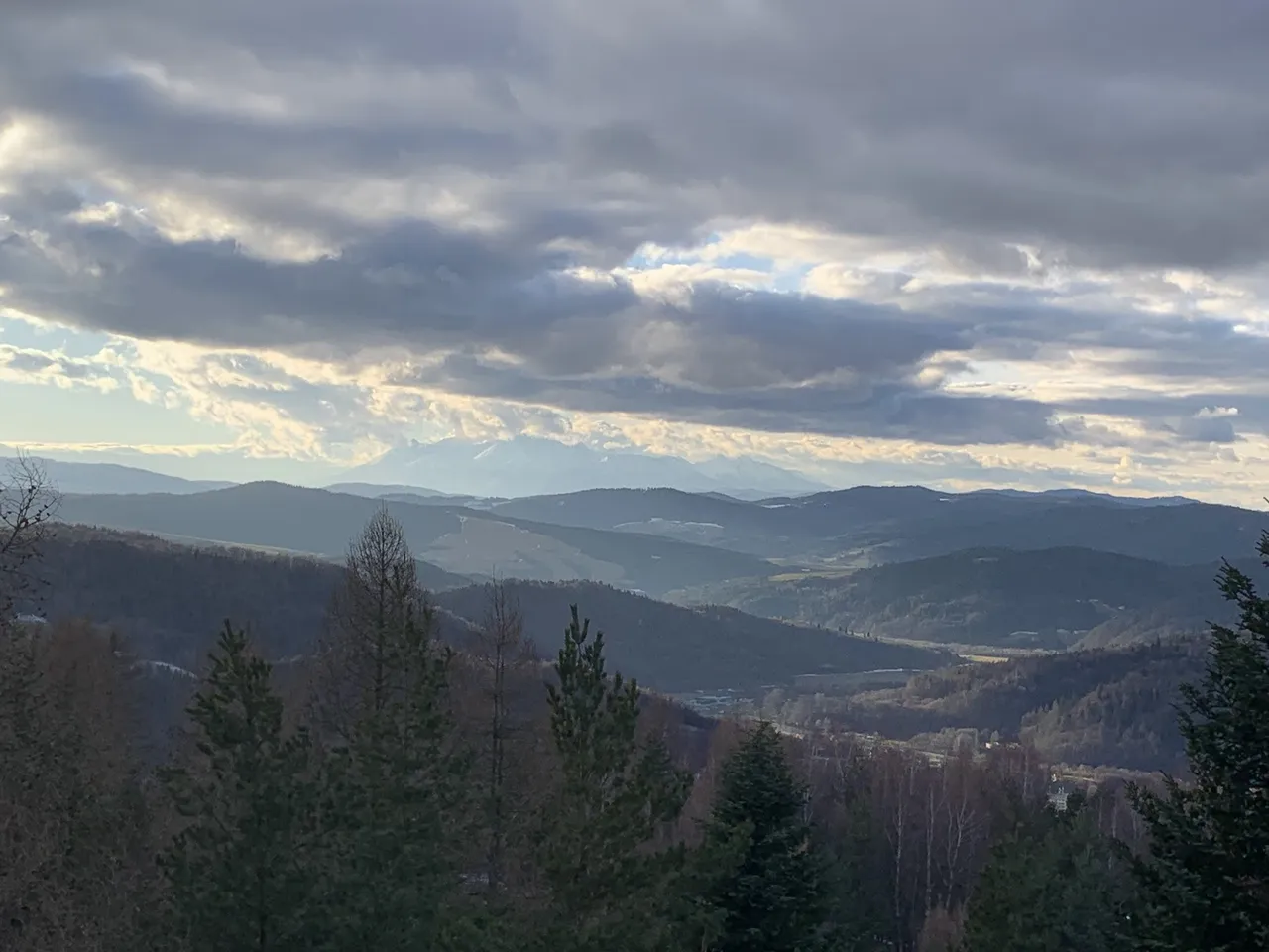 Tatry widziane z Malnika. Na bliższym planie słowackie Góry Lewockie