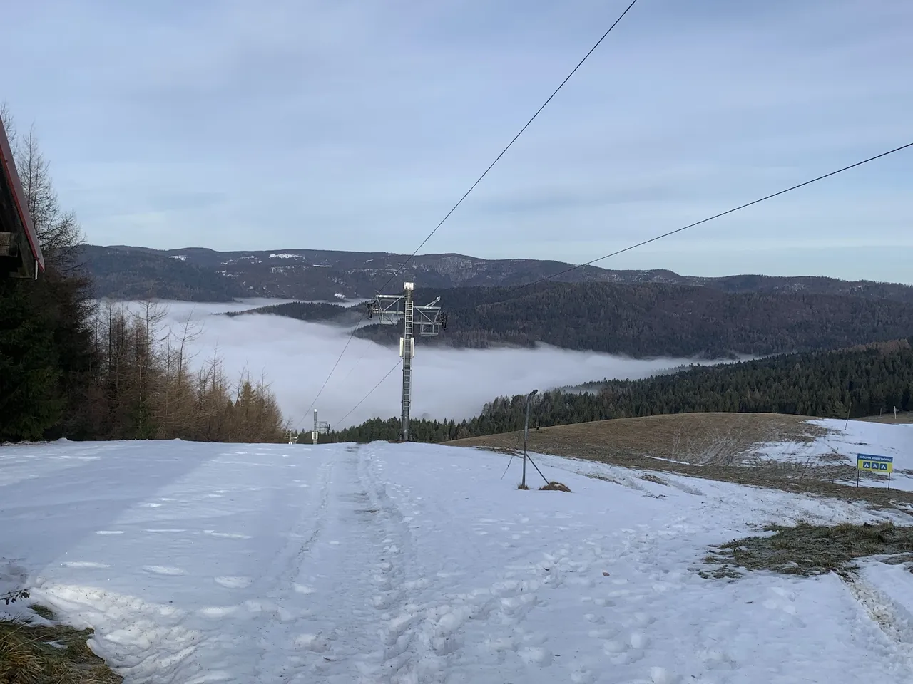 Stok narciarski na Jaworzynce od strony Wierchomli Małe. Na dalszym planie grzbiet z Czarcim Wierchem i Halą Łabowską.