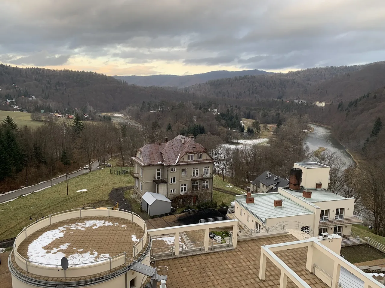 Widok na dolinę Popradu z dachu sanatorium ”Wiktor”