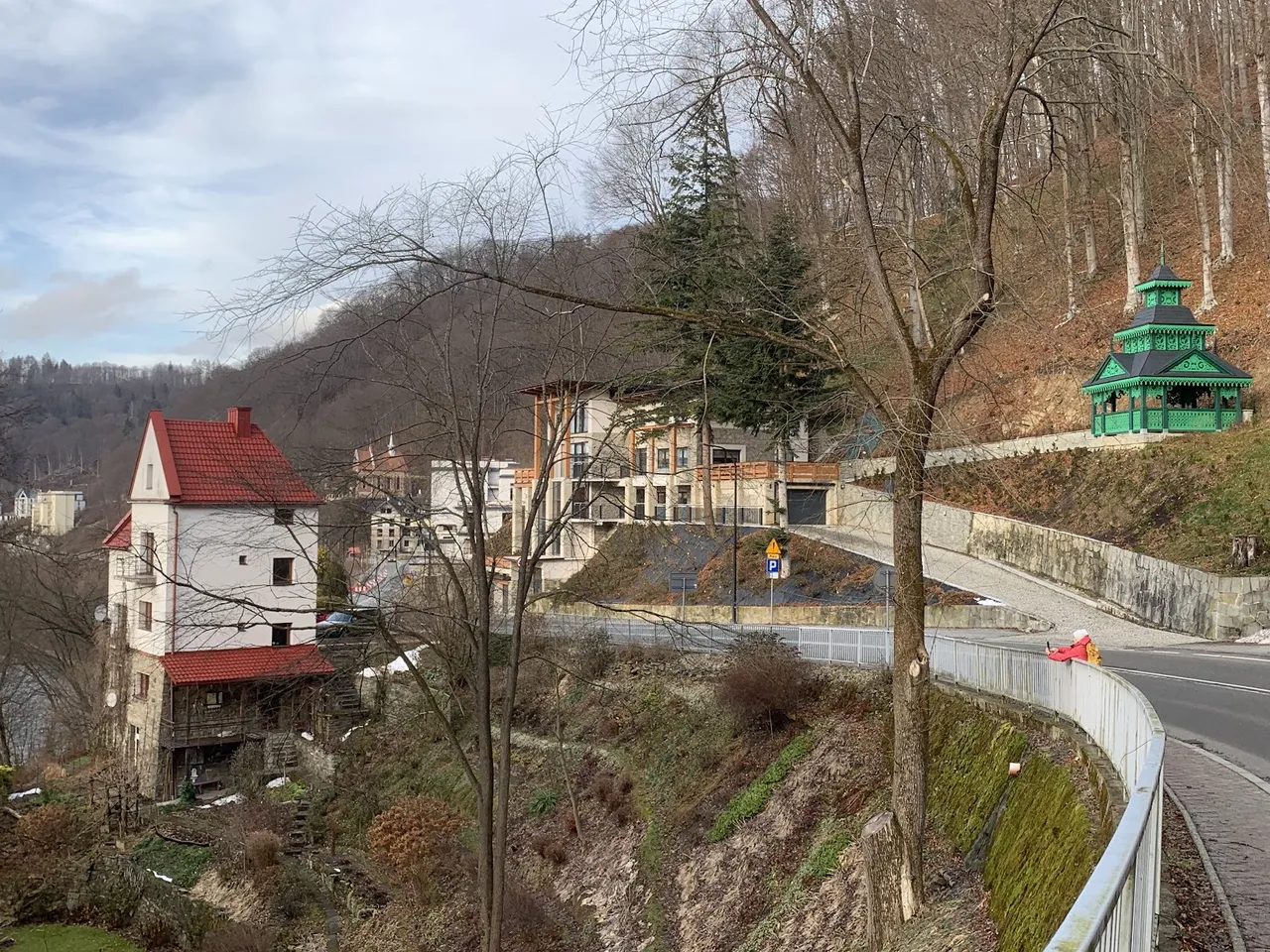 Panorama Żegiestowa-Zdrój. W dole po lewej Poprad, w centrum, w dali - kościół św. Kingi. Po prawej odnowiona willa Filip (z charakterystyczną zieloną wiatą)