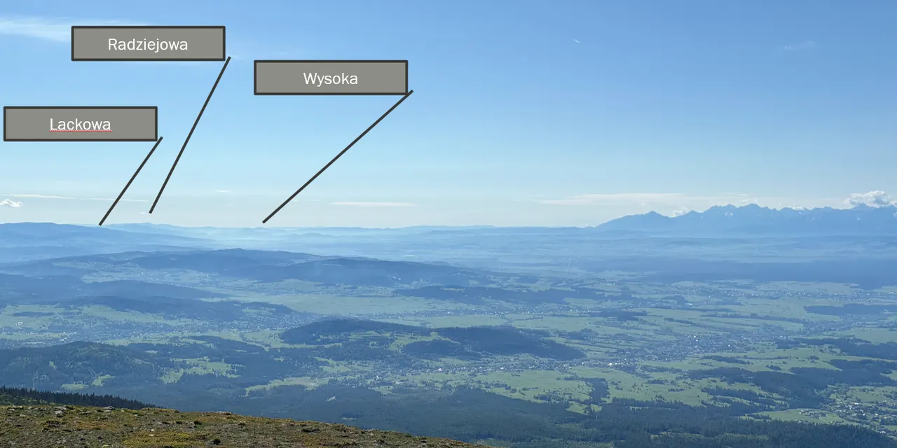 Widok z Diablaka w kierunku wschodnim. Oprócz wymienionej już Radziejowej, na zdjęciu Lackowa (Beskid Niski) oraz Wysoka (Pieniny)