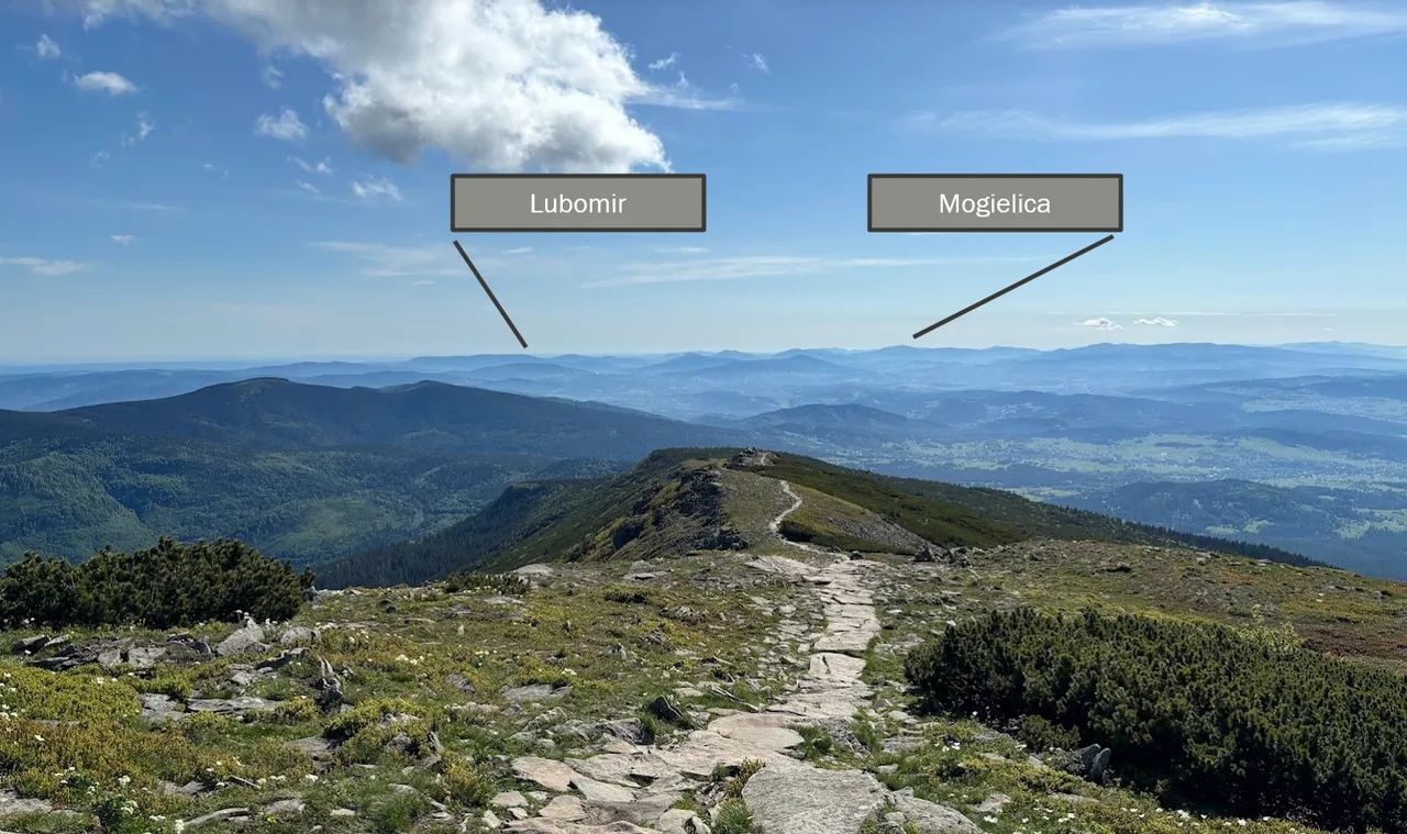 Widok z Diablaka w kierunku północno-wschodnim. Na horyzoncie Beskid Wyspowy z Mogielicą. Na lewo wspomniany już wcześniej Lubomir.