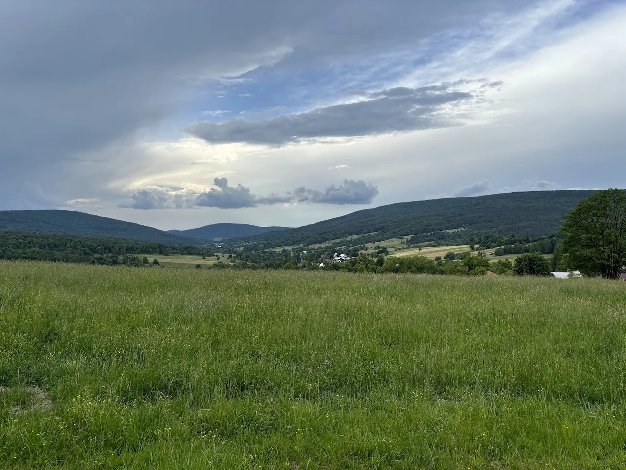 Widok na Bartne (w dolinie). Po prawej Kornuty.