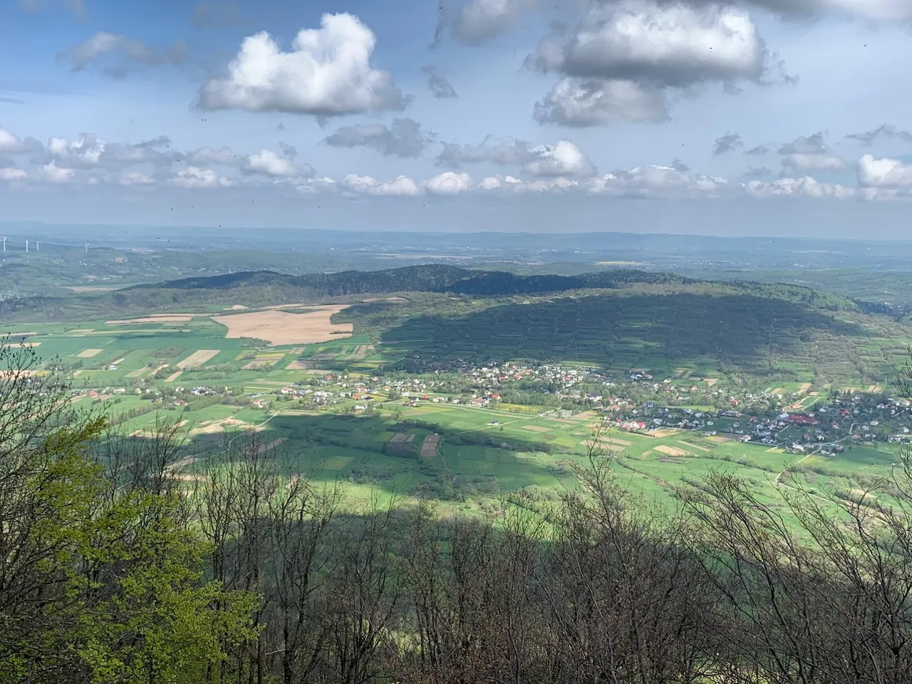 Widok z Cergowej na północ - koniec Beskidów, zaczynają się pogórza.