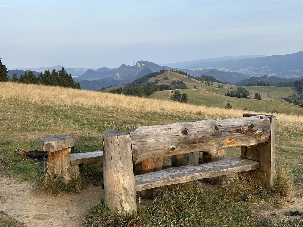 Durbaszka (934m) z widokiem na Trzy Korony; godzina 7:09