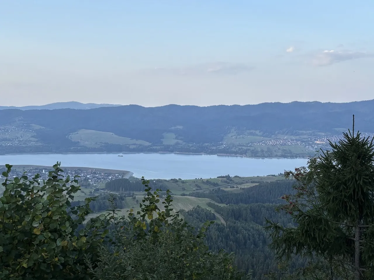 Żar (883m n.p.m.) - widok na Gorce; godzina 18:02