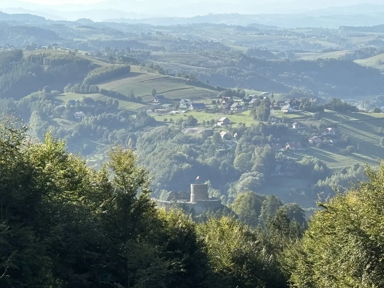 Widok ze szlaku na Zamek Rytro