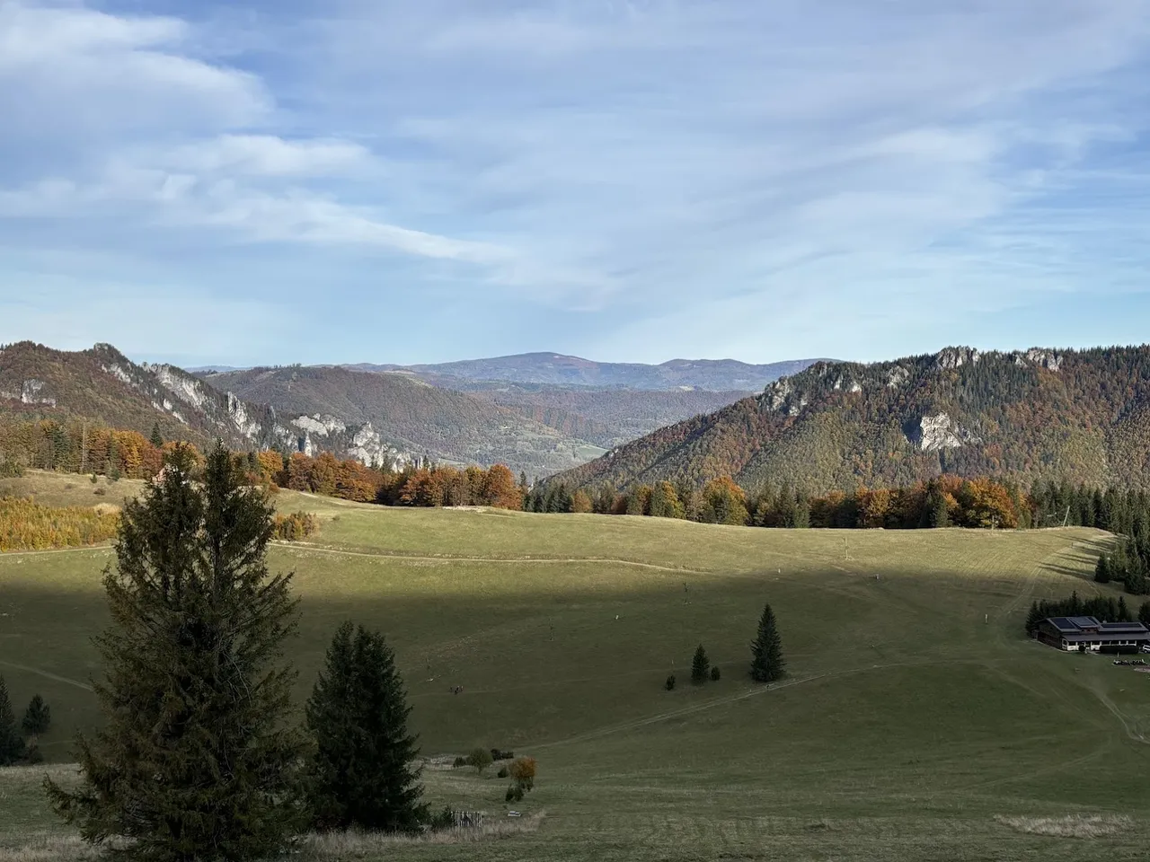 W dole po prawej - Chata na Gruni. Na środkowym planie wapienne szczyty Sokolie (po lewej) i Boboty (po prawej). Centralnie, na ostatnim planie -Wielka Racza w Beskidzie Żywieckim