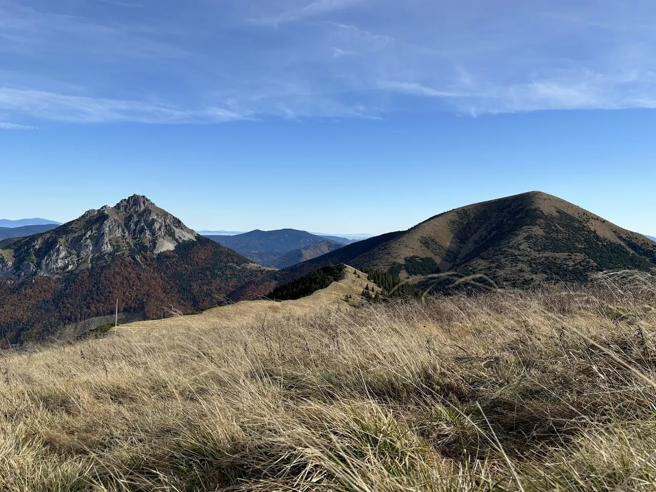 Wielki Rozsutec (po lewej) i Stoh (po prawej). Pomiędzy nimi widać Minčol (1394 m), najwyższy szczyt Magury Orawskiej.