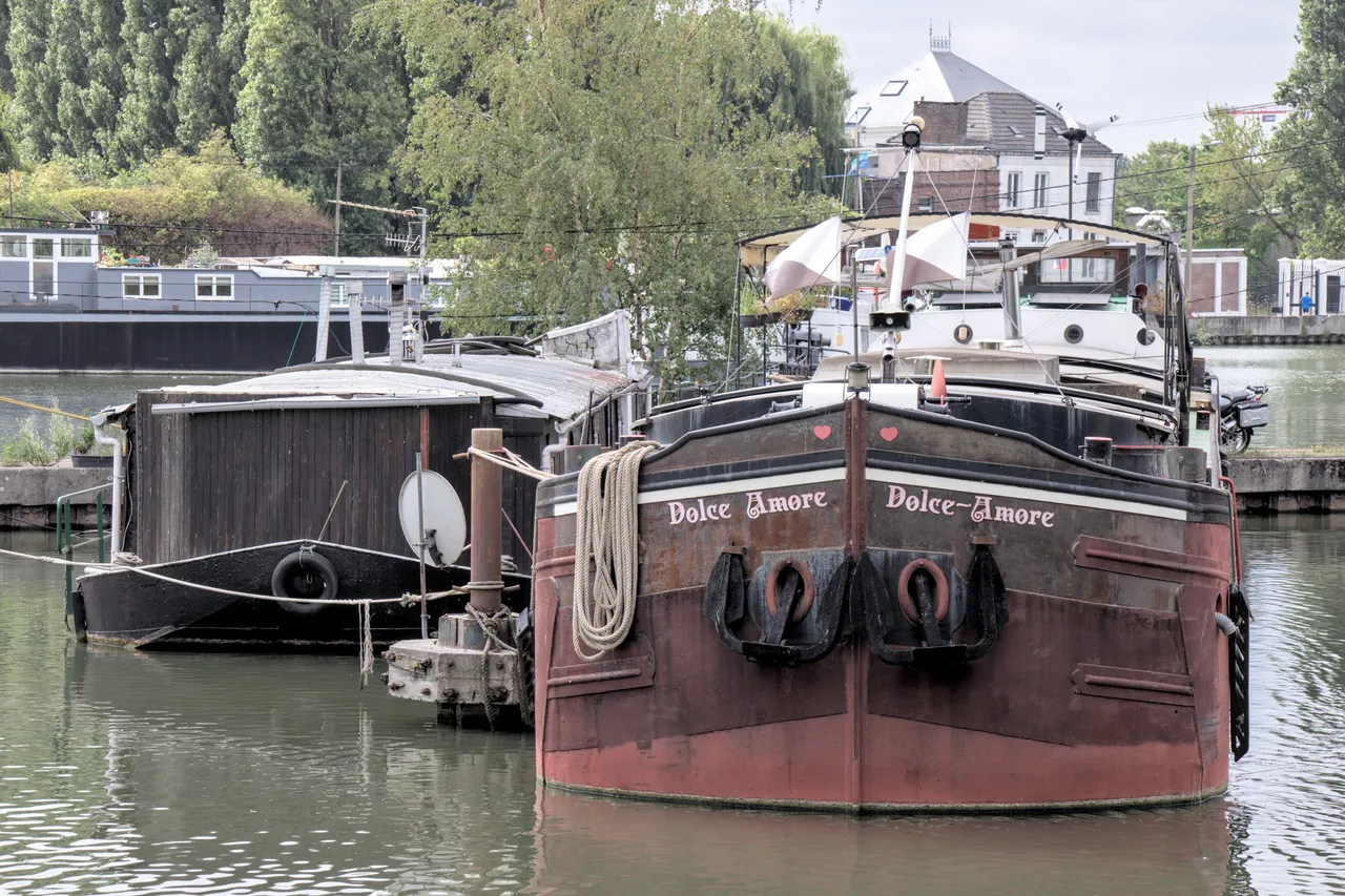 péniche de tourisme à quai à Lille