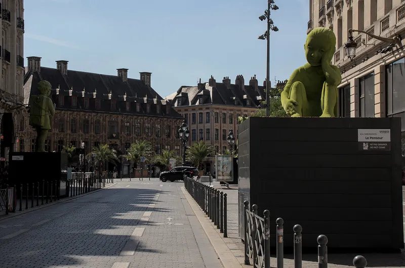 Le penseur de Kim Simonsson devant la vieille bourse