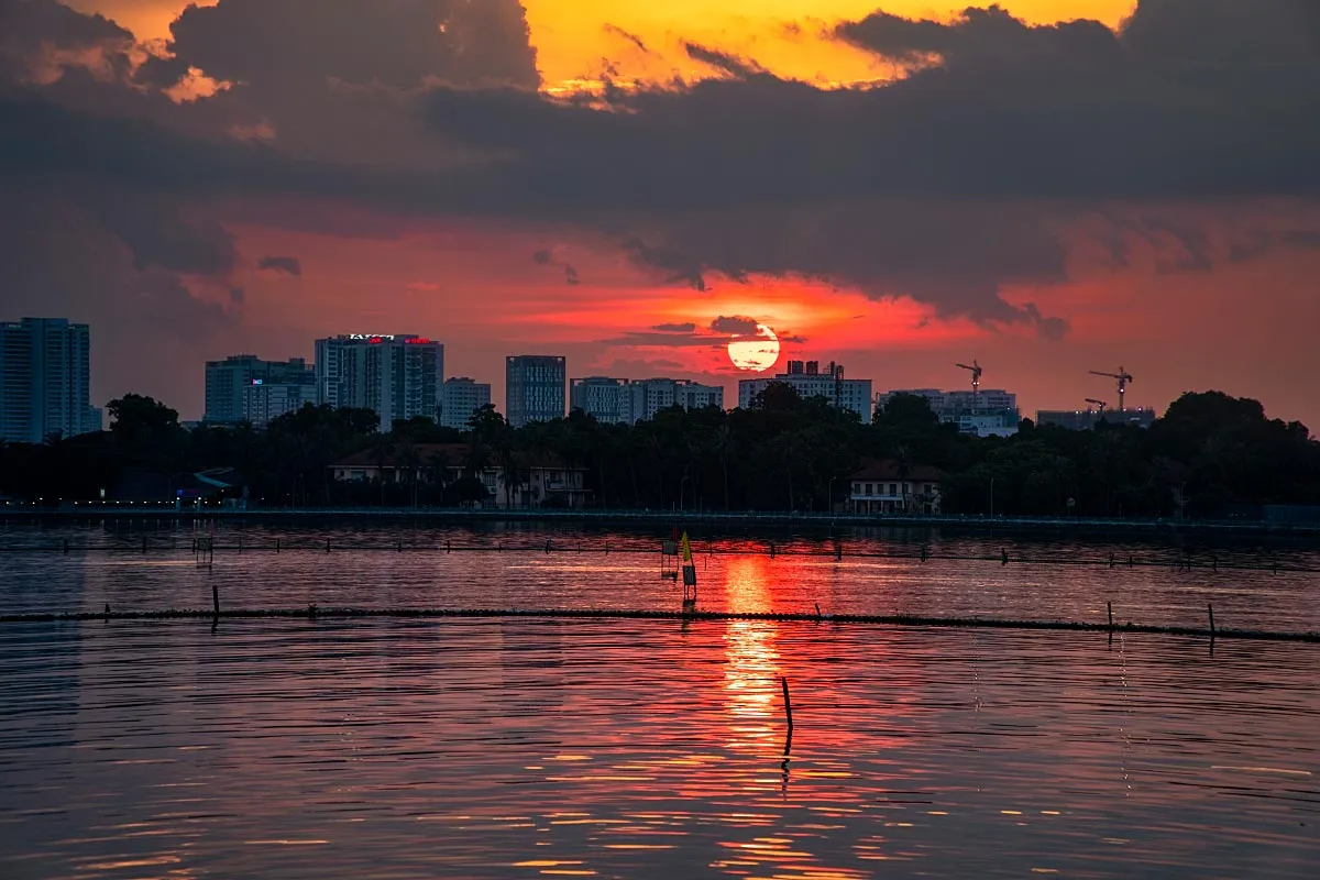 It's city sunset and lake sunset at once