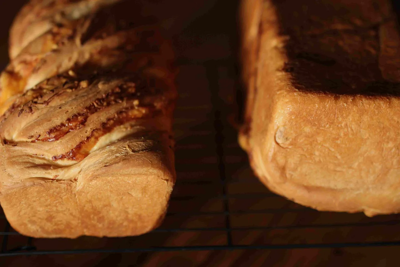 Charlotte's Sinful, Extra Cheesy Cheese Bread