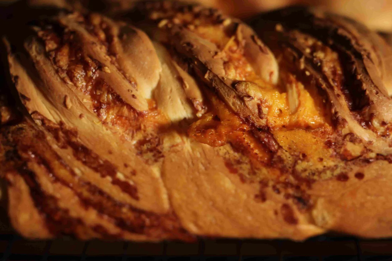 Charlotte's Sinful, Extra Cheesy Cheese Bread
