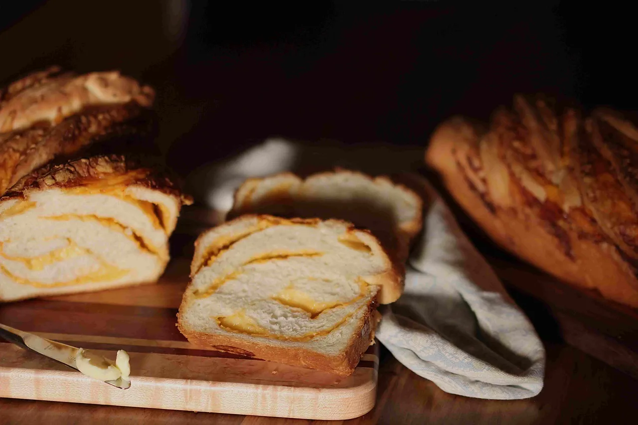 Charlotte's Sinful, Extra Cheesy Cheese Bread