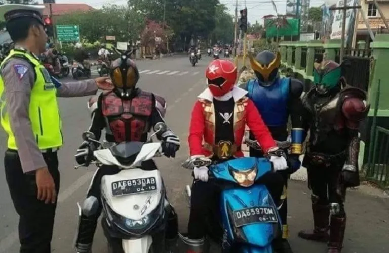 Naik-Motor-Di-Jalan-Umum-Empat-Super-Hero-Jepang-Diberhentikan-Polisi-768x499.jpg