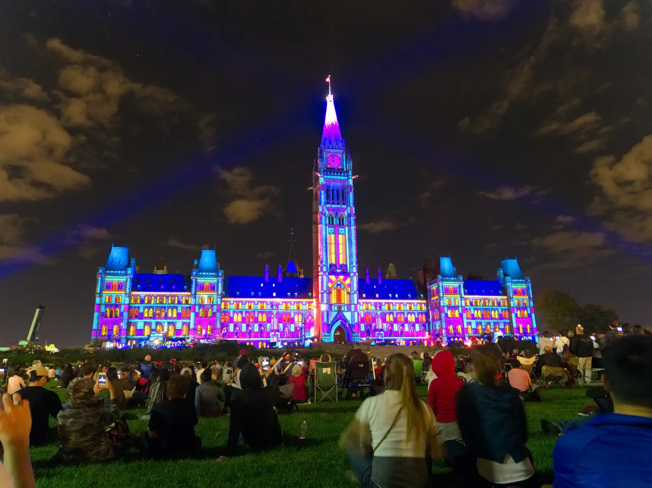 jessicaoutside.com-P8240476-ottawa-parliament-hill-building-lightshow-1680-90.jpg