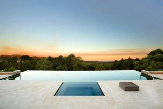 53da7bb8c56e2cc3d4f7e38c26c828e8_individuel infinity pool with forest.jpg