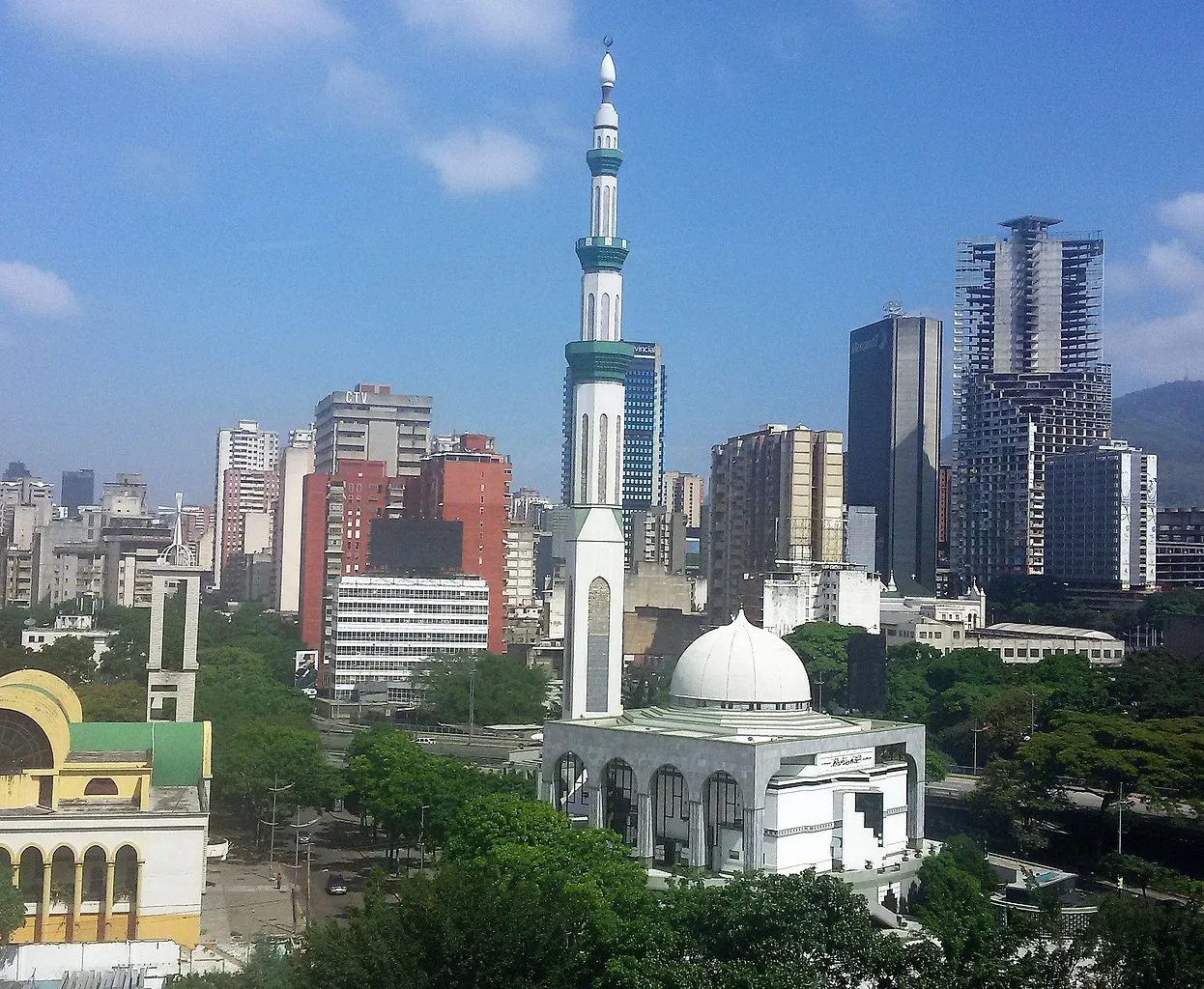 1246px-Mezquita_Ibrahim_Al-Lbrahim_en_Caracas_frente_a_la_Iglesia_San_Charbel.jpg