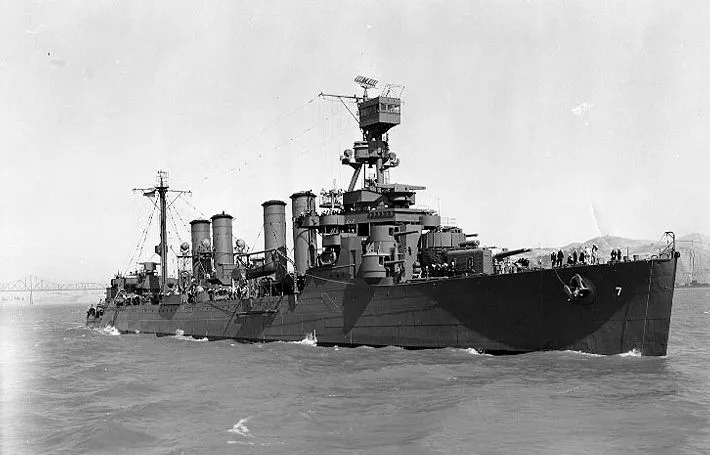 USS_Raleigh_(CL-7)_off_the_Mare_Island_Naval_Shipyard_on_6_July_1942_(19-N-30916).jpg