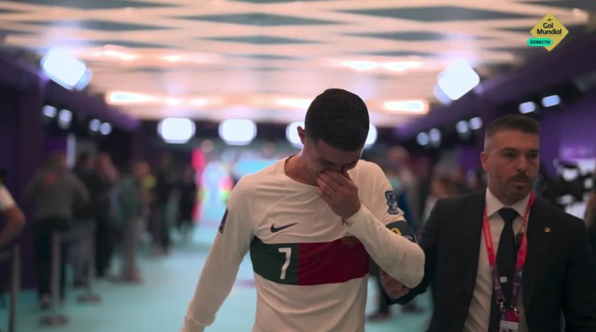 cristiano-ronaldo--internacional-portugues--llorando-tras-la-eliminacion-de-portugal-a-manos-de-marruecos-en-los-cuartos-de-final-del-mundial-de-catar-2002--captura-golmundial.png