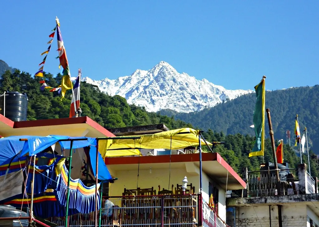 Dhalaudar_peak_from_McLeod_ganj_cafe.jpg