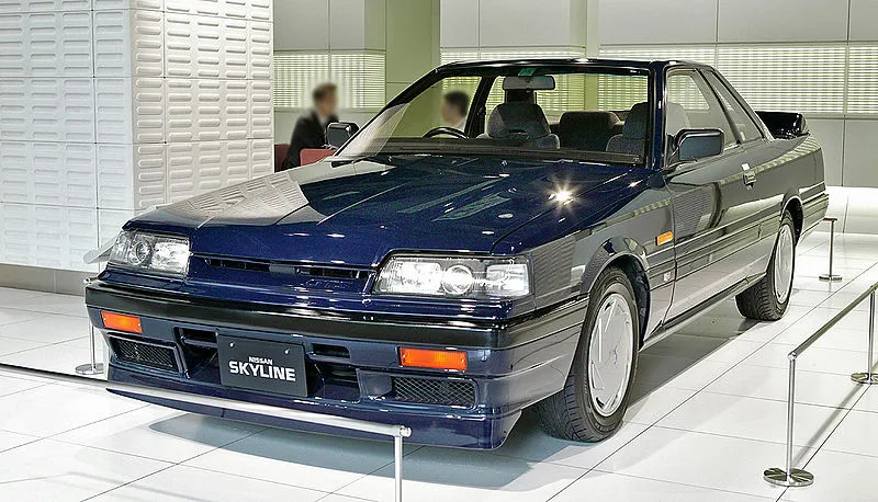 800px-Nissan_Skyline 7ma gen 1.jpg