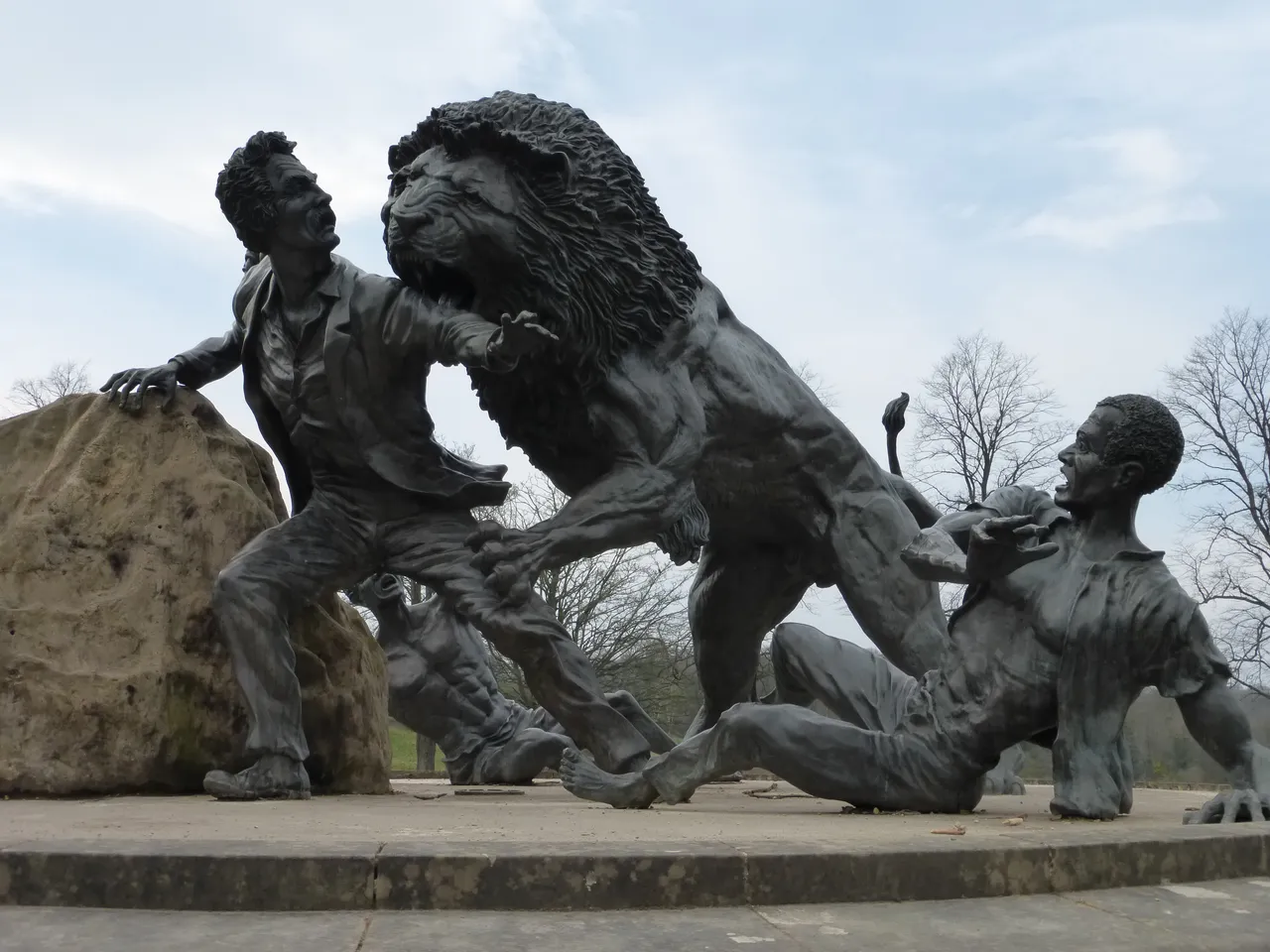 Livingstone-Lion_sculpture,_Blantyre.JPG