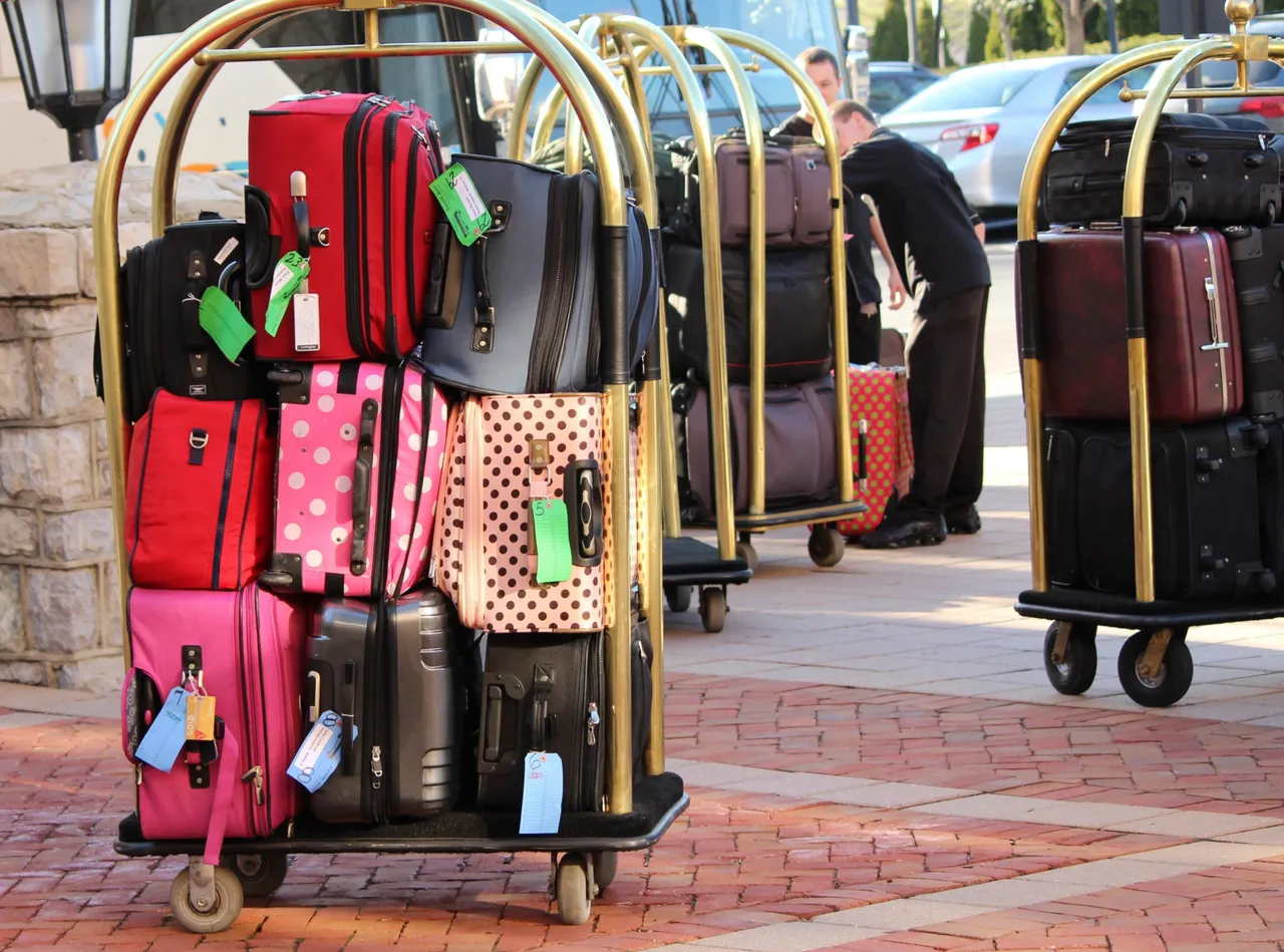 bellman-luggage-cart-104031.jpg