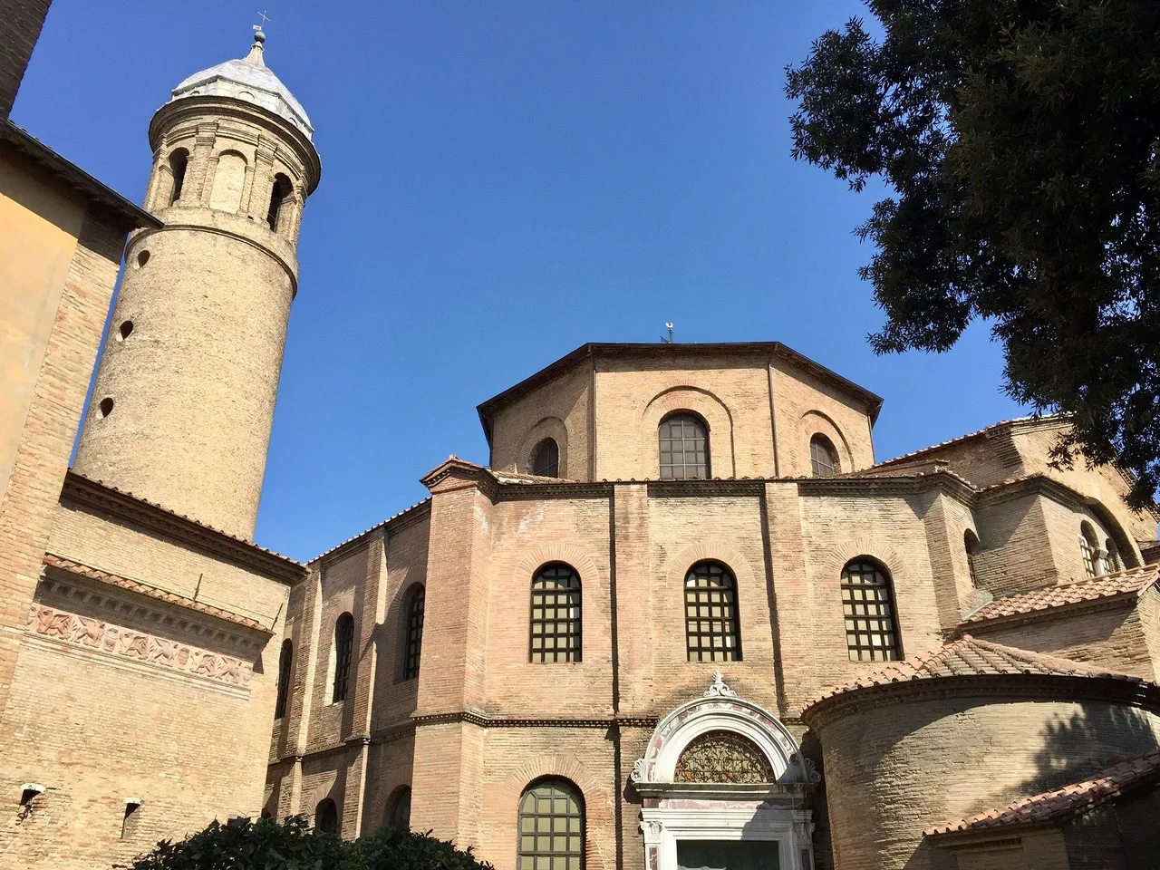 basilica-1949089_1920.jpg