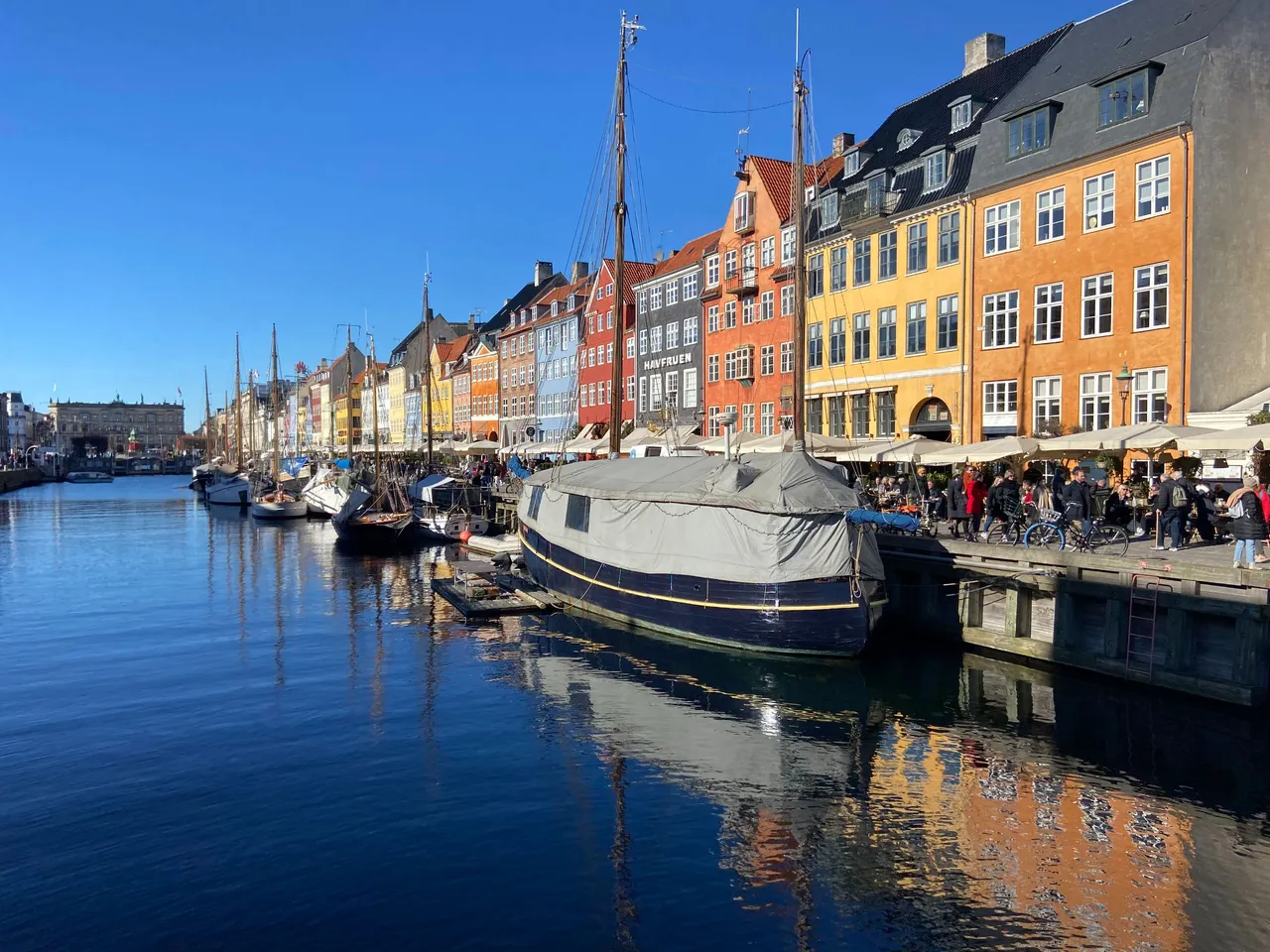 Look how pretty Nyhavn is! I love the colorful houses.