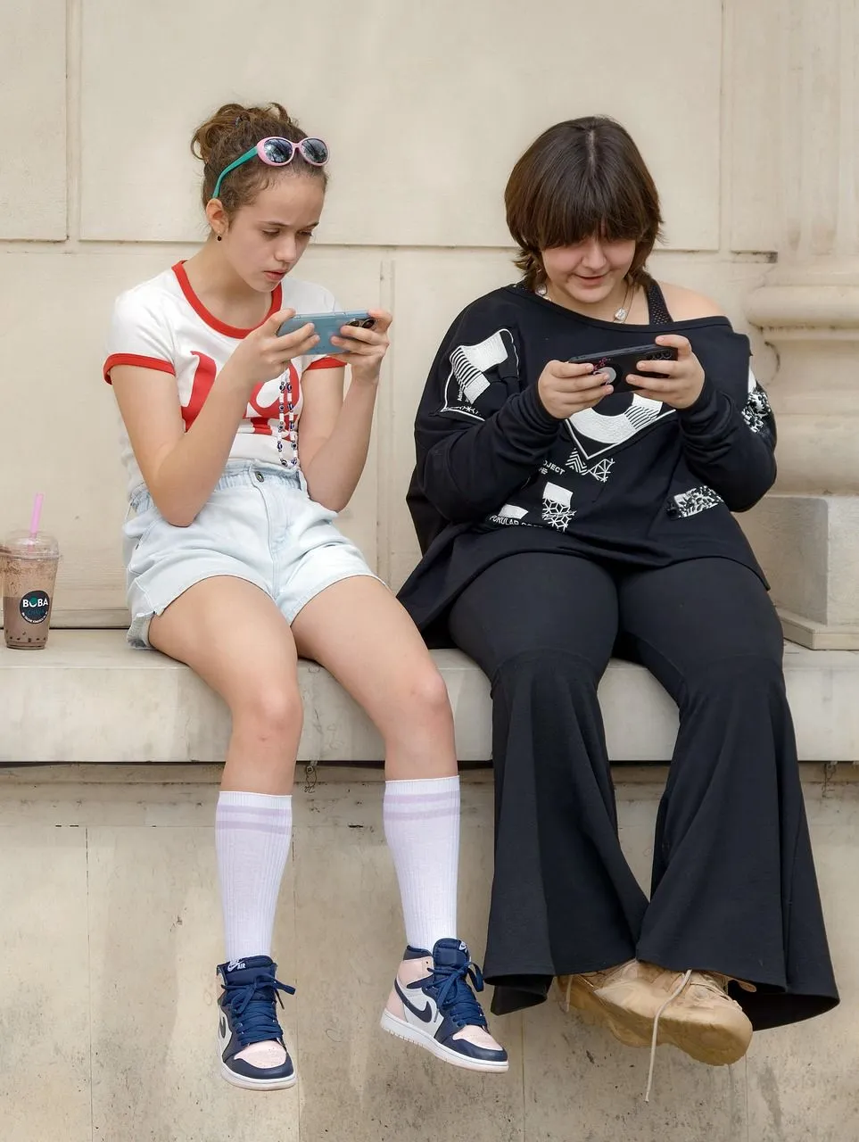 https://pixabay.com/es/photos/muchachas-adolescentes-casual-8687266/