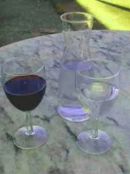 Wein und Wasserglas auf dem Tisch 1.0.jpg