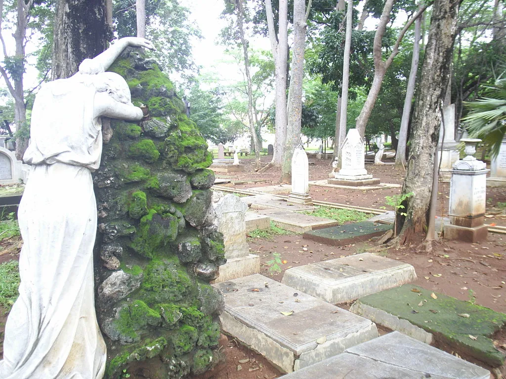 Grieving Lady 2005.JPG