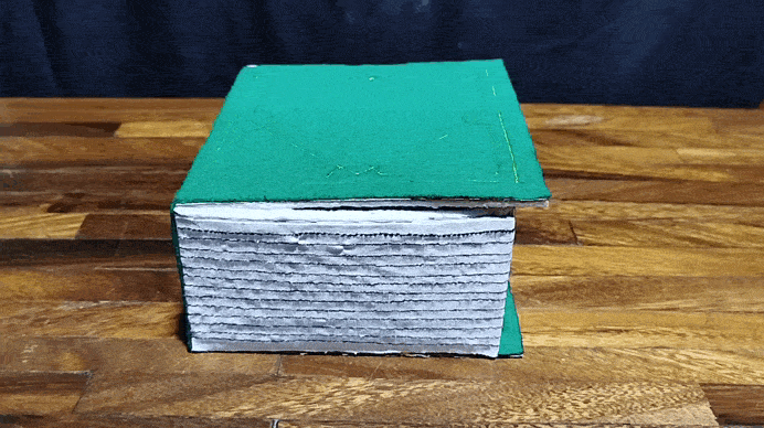 Caja libro good omens (2).gif