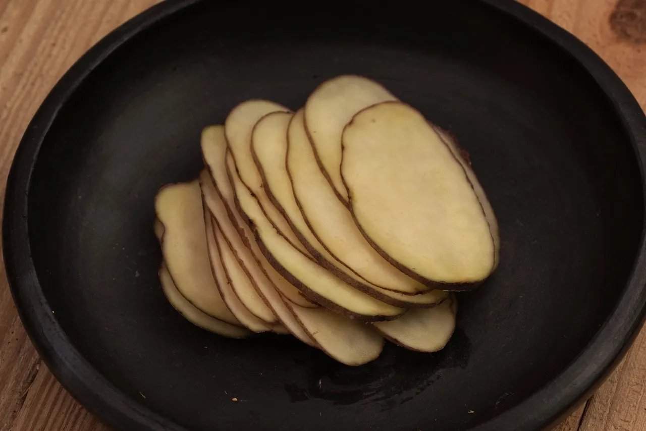 papa-cortada-plato-de-barro-negro-1920px.jpg