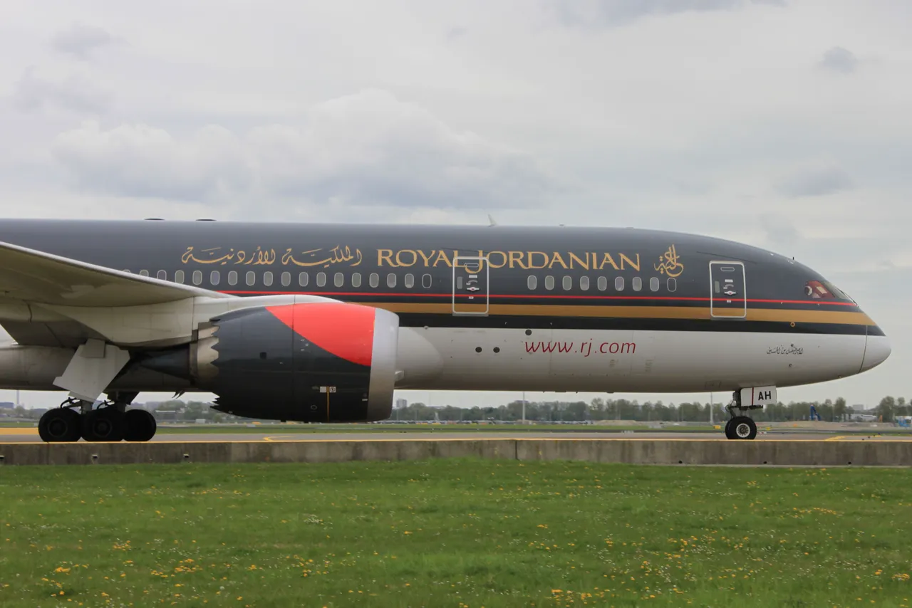 JY-BAH Royal Jordanian -B788 (2).JPG