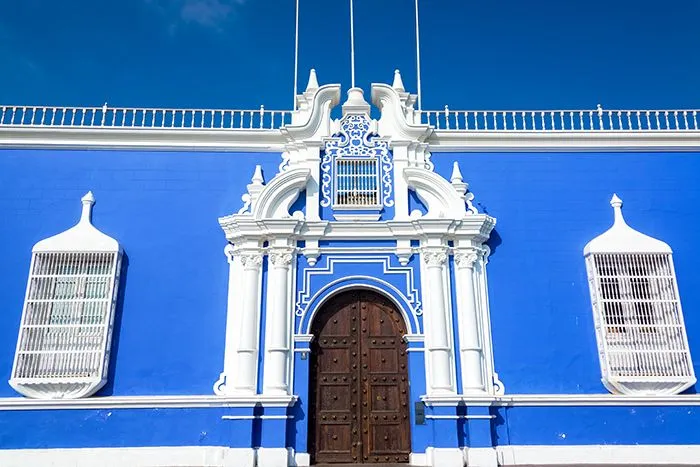 trujillo_blue_building_blue_sky_reduced1.jpg