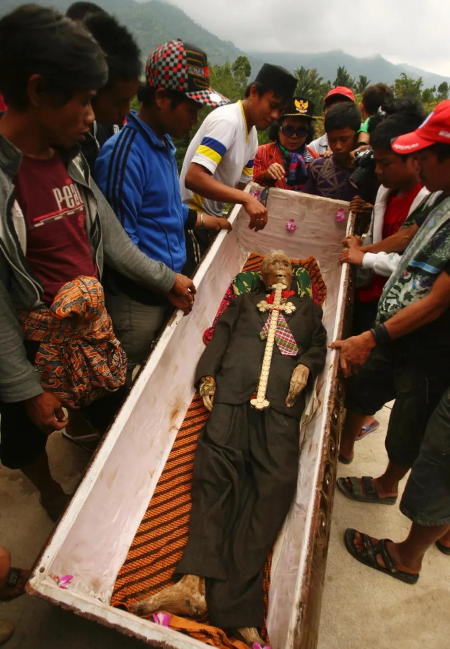 mummies-dressed-ma-nene-ritual-indonesia.jpg