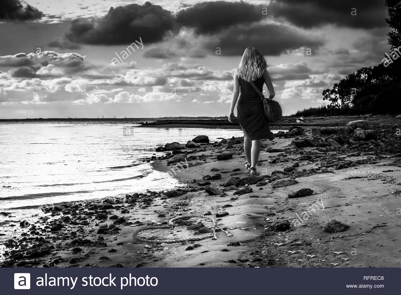 la-chica-a-lo-largo-de-la-playa-se-marcho-abandonado-corazon-en-la-arena-fotografia-en-blanco-y-negro-una-luz-espectacular-rfrec8.jpg