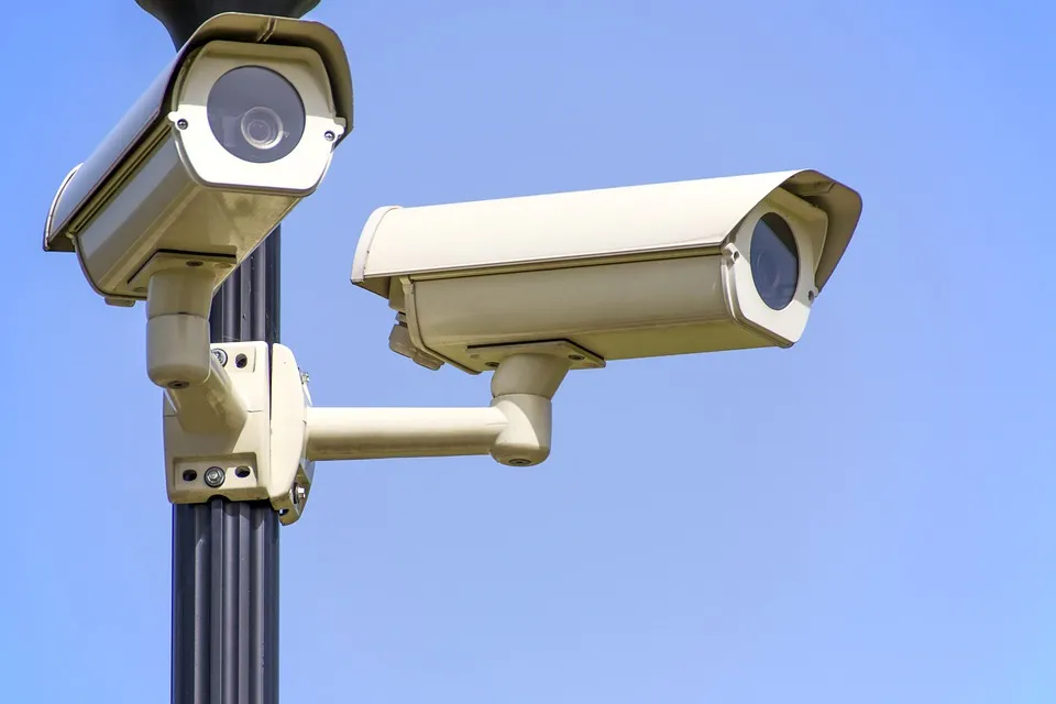 security cameras image from Pixabay