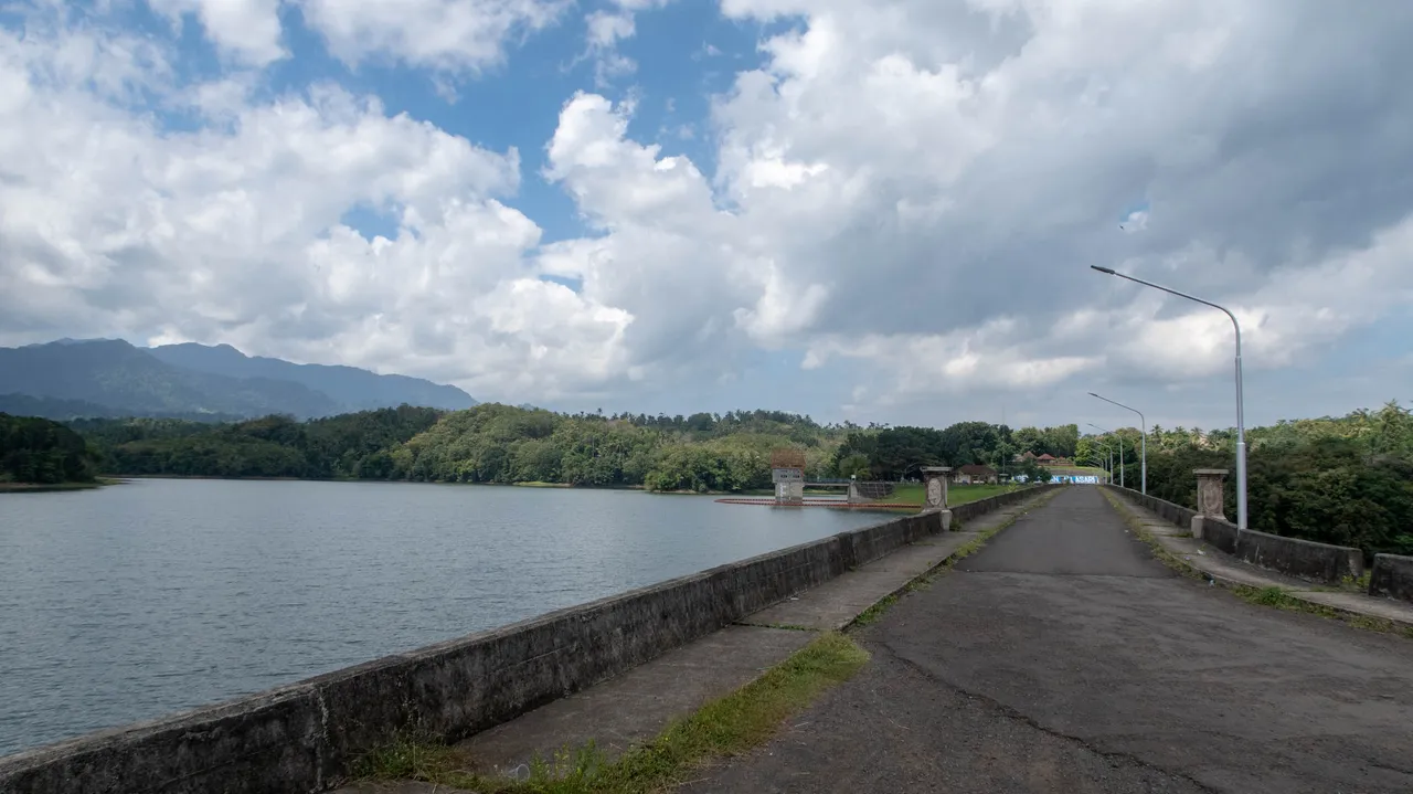 The road along the dam