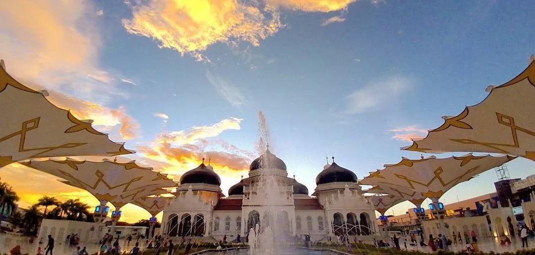 Masjid-Raya-Baiturrahman-adalah-salah-satu-ikon-utama-Banda-Aceh-via-@ibnoesoan-1080x515.jpg