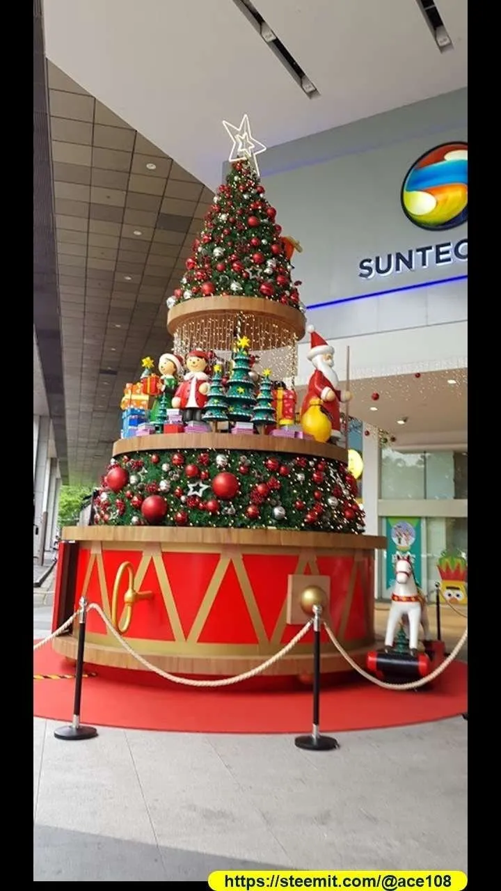 Christmas tree at Suntec