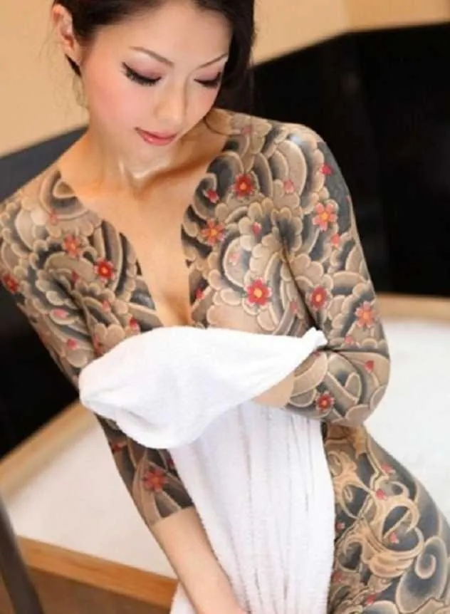 Yakuza Womans Body Portrait Is Full Of Tattoos Pretty But Scary