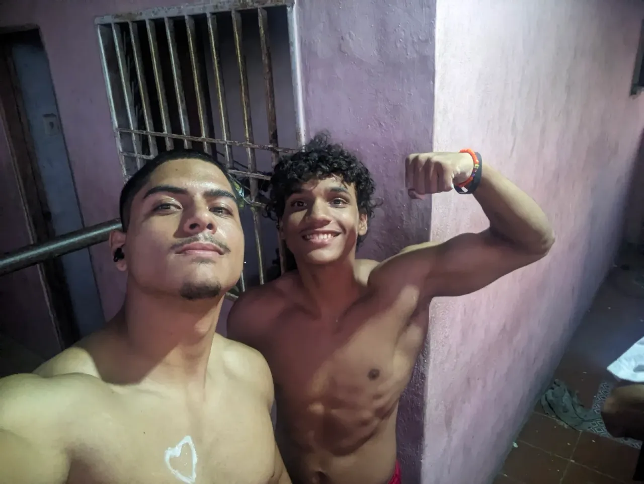 IaymAYwY0wV1YPlO_PXL_20250408_190838297.webp